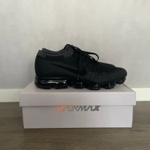 Nike Air Vapormax Flyknit - Säljer mina Nike Air Vapormax Flyknit. Storlek 43 Helt nya!  Ny pris cirka 2599kr