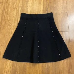 Zara kjol med nitar - Kort Zara kjol med silvriga nitar i storlek XS. Använd en gång