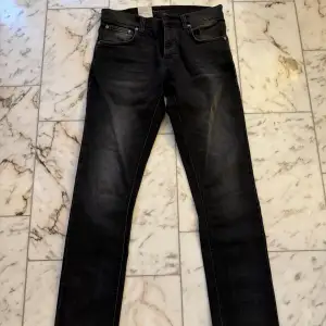 Helt nya svarta/gråa nudie jeans i modellen grim tim! Helt felfria och aldrig använda! Säljer pga fel storlek. Nypris är 1600kr. 