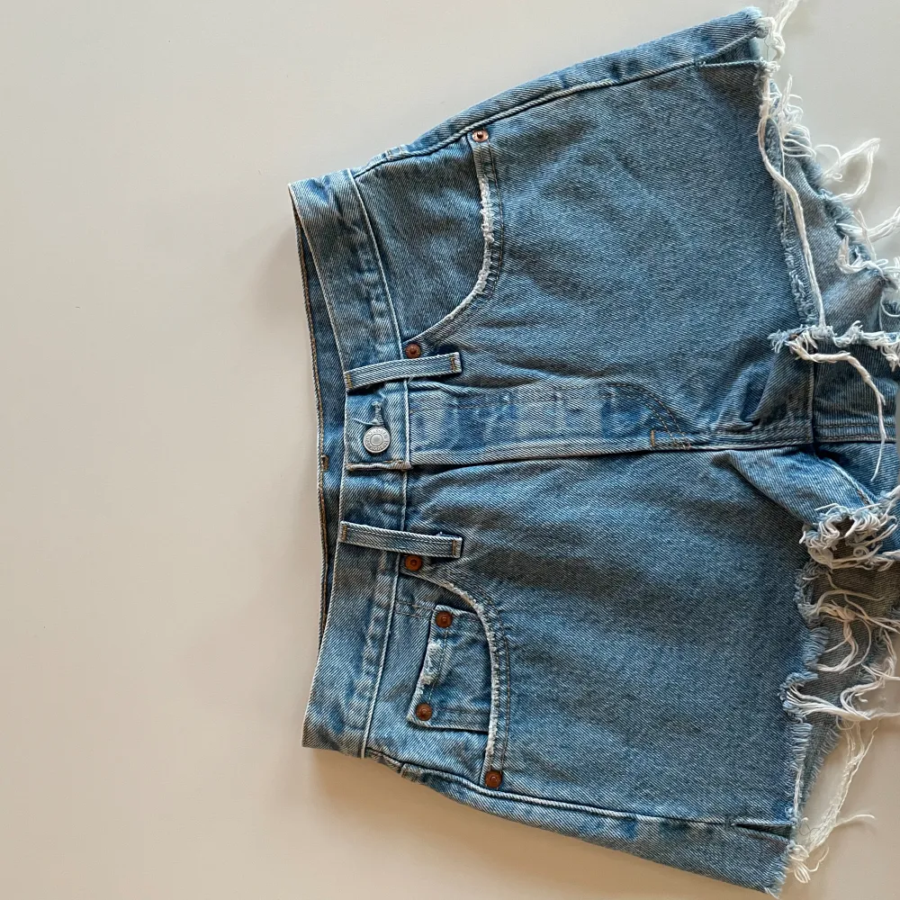 Levis jeansshorts i storlek w 25, fint skick! . Shorts.