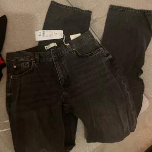 Mörkgråa/urtvättade svarta raka jeans från Gina Tricot, i low waist.  Storlek 38. Hann inte returnera så aldrig använda!  Nypris är 499 men säljer för 299!
