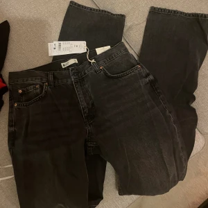 Low waist straight jeans - Mörkgråa/urtvättade svarta raka jeans från Gina Tricot, i low waist.  Storlek 38. Hann inte returnera så aldrig använda!  Nypris är 499 men säljer för 299!