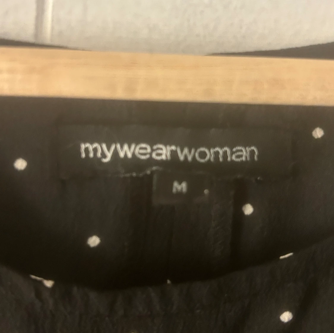 Svart blus med vita prickar - 91