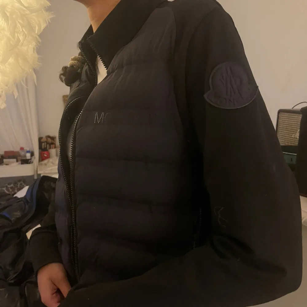 ❗️INTRESSKOLL ❗️funderar på att sälja denna jätte snygga cardiganen från moncler . Jackor.