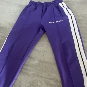 Palm Angels byxor - Säljer dessa snygga Palm Angels byxorna i storlek M i bra skick. Har ni frågor så bara skriv privat, bra pris så först till kvarn!