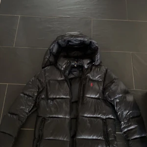 Ralph lauren jacka glossed - Säljer nu min Ralph lauren Jacka som är i ett väldigt braskick, säljer pga att sommarn närmar sig. Men för er som vill ha en snygg vår/höst/vinter jacka är denna perfekt! Nypris 5500kr | mitt  pris: 2699kr. Tveka inte med att höra av er!
