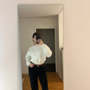 Jeans  - Jeans från Monki i storlek 29, passar som en 36 ungefär. Raka i benen och midwaist. 