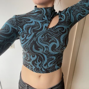 Svart/Blå Långärmad Topp - Bra skick, köpt på Bershka, storlek XS  💘✨💖🫶