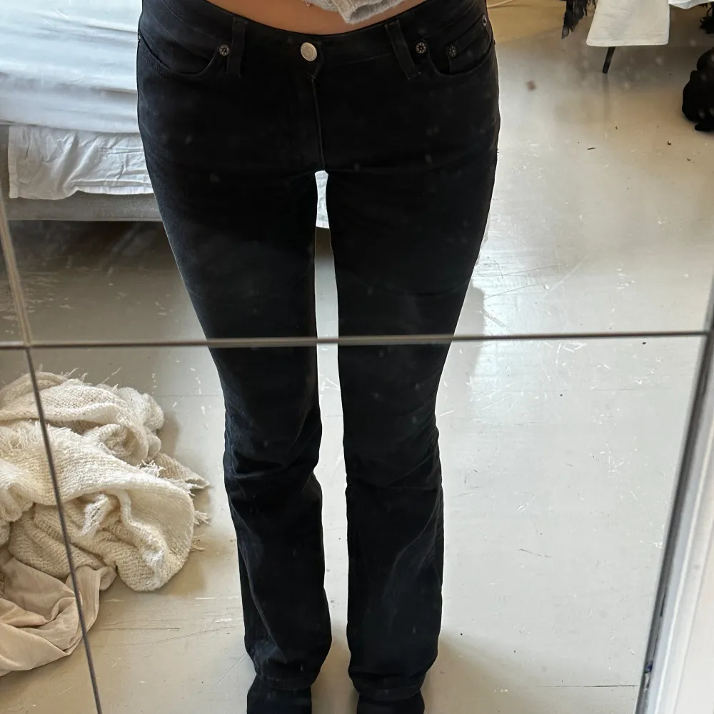 Lågmidjade svarta jeans ifrån weekday som tyvärr har blivit för små för mig. Jätte fina basic jeans som man kan ha till mycke. . Jeans & Byxor.