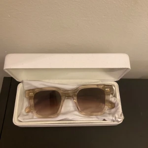 Chimi 04 ecru  - Säljer nu mina chimi 04 ecru som passar perfekt nu till sommarn allt og medföljer(kvitto) kond 10/10 knappt använda köpt för 1250 mitt pris 650 passar alla hör av er vid frågor eller funderingar 