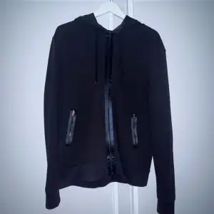 Hej, säljer nu denna vackra zip hoodie från limitato då den är förstor. Den är färgen svart storlek L. Box allt medföljer. Priset kan diskuteras vid snabb affär.