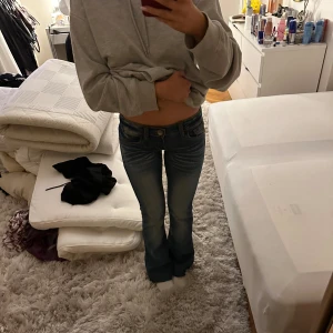 Lågmidjade jeans - Lågmidjade jeans! Fri frakt! Fint skick. Så snygga, avklippta så att de ska passa någon runt 1,60🩷