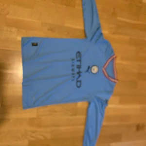 Manchester city fotbolls tröja  - Den är Manchester city tröja som är i ny skick.  Storlek small i herr storlek 