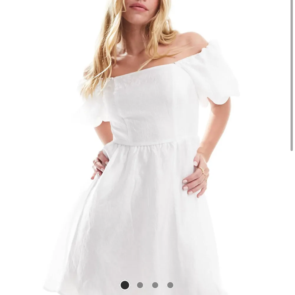 Säljer denna fina klänning från ASOS med prislappen kvar, aldrig använd. Tänkte ha den till studenten men hittade en annan✨. Klänningar.