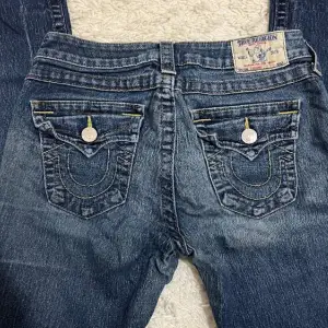 True Religion Jeans, i perfekt skick 💕Midjan är 80cm och innerbens är 76cm  🤍