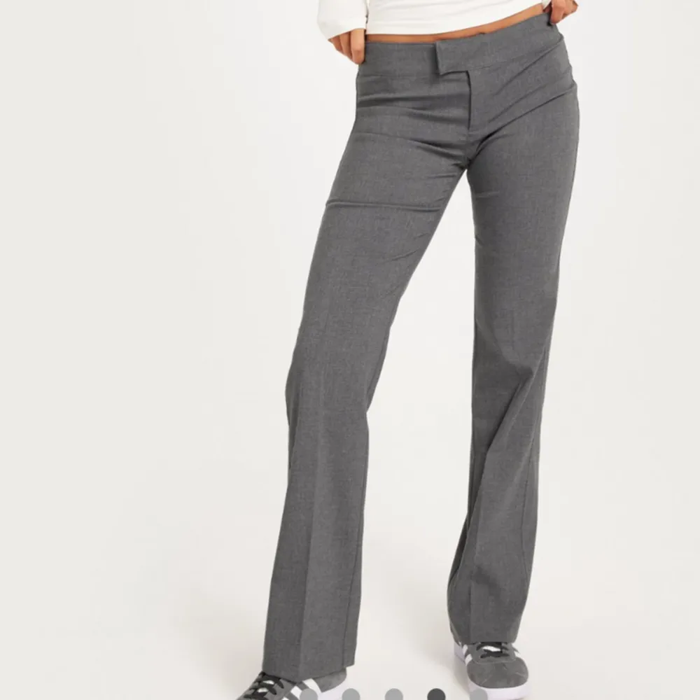 Säljer dessa grå kostymbyxor som tyvärr inte kommer till användning längre!. Super fina och bekväma🫶🏻 . Jeans & Byxor.