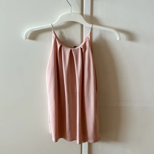 Rosa blus - Säljer denna somriga rosa blusen från ginatricot, storlek s. Köpt för 300kr. Helt oanvänd.