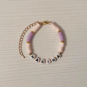 Personligt Heisha armband (🫶🏼 Nytt armband görs vid varje köp!) - ~ Personligt Heisha armband ~  Nu går det även att köpa ett personligt Heisha armband med ett eget motiv på. Finns heisha pärlor i andra färger  Man kan välja bland bokstäver A till Z  Eget motiv  DM:a vid intresse💕