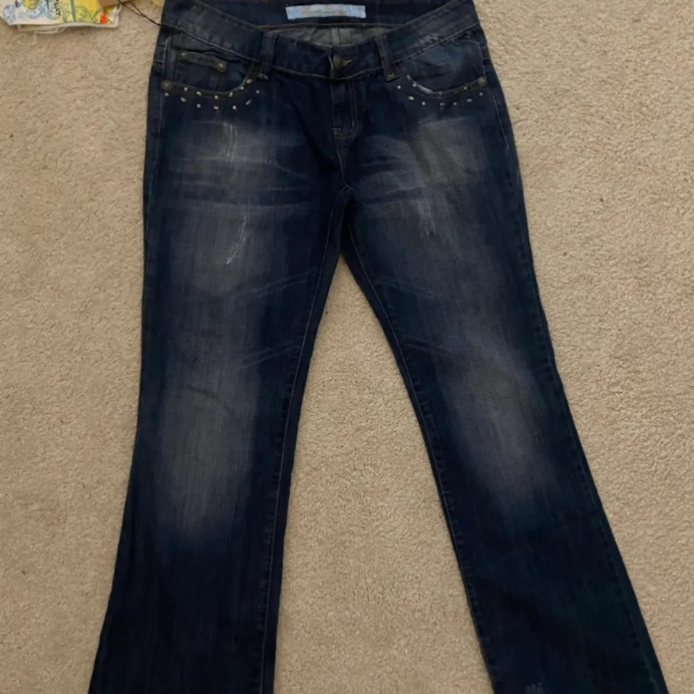 Utsvänga lågmidjade jeans, lappen finns kvar 🫶🏼 size: 30 (Skulle säga att dem passar storlek M/L). Jeans & Byxor.