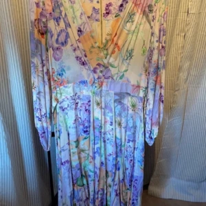 Klänning från Closet London - Mkt fin klänning i våriga pastellfärger! Använd endast 1 gång på bröllop. Slits framtill, dragkedja bak. Sitter superfint på! Luftig kvalitet som andas. Dyr i inköp! (1200:-) strl 14, så ca 40/42