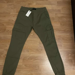 Olivgröna Cargos  - Helt nya jättefina olivgröna cargo jeansbyxor som är helt oanvända från Lager157. Tryck gärna på köp nu eller kontakta vid frågor!