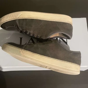 Lanvin skor, Uk 6 - Jag säljer ett par skor ifrån märket Lanvin. Perfekt för den som letar skor till sommaren. Skorna är i storlek uk6 vilket motsvarar ca storlek 40. Nypriset på skorna ligger runt 4300 och jag säljer för endast 1799kr,hör av er vid några frågor.🙏🏼