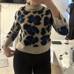Leopard tröja gina - Fin stickad tröja från Gina tricot i strl xs. Skulle säga att den passar mellan xs-m då den är stretchig