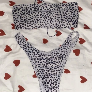 Bikini - Säljer en super fin vit svart bikini som tyvärr är förlåten så kommer inte till användning💕  Inga defekter!