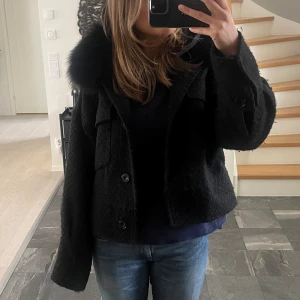 Meotine jacka - Köpt för ca 2 år sen för nypris (3000) Använd men i bra skick, inga defekter. Pälsen går att ta av❤️kan gå ner i pris vid snabb affär 