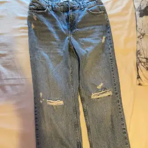 Super fina zara jeans aldrig använda då de inte riktigt passa min stil, inga skador som sagt helt ny. Pris går absolut att diskutera💕💕