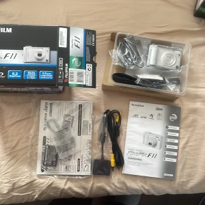 Fujifilm finepix f11 - Enkel print and shoot digitalkamera för att få 90s/2000s effekt. Helt oanvänd med orginalförpackning. Inget minneskort 