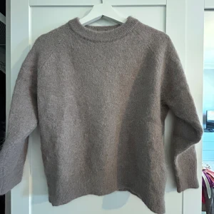 Tröja  - Egentligen storlek L men har krympt i tvätten. Väldigt sparsamt använd 
