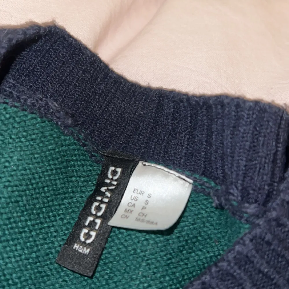 Blå och grön sweatshirt. Denna säljs då den aldrig används, den är använd två gånger. Tröjan är även i bra skick.. Tröjor & Koftor.