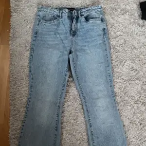 Ett par utsvängda blåa jeans med slits från Vero Moda. Är i storlek 36 men kan även passa de med storlek 38💕
