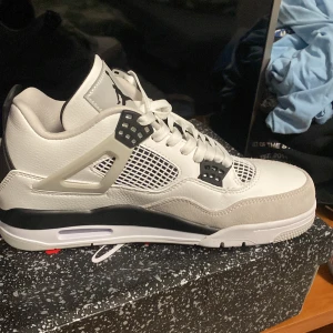 Jordan 4 - Säljer mina Jordan 4s eftersom jag tycker dem är inte u min stil helt oanvända  St 44  Original priset på dem är 6500