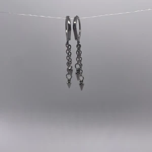 Tiny spike örhängen  - 35kr per par, finns endast ett par kvar i lager  😊 kolla gärna in min instragram ”ebnorth” där jag främst sköter försäljningen💗  Massa mer smycken i samma stil hittar ni i min profil🤩