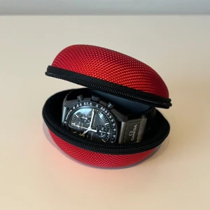 Klockfodral  - 🟢En robust och flexibel klockfodral med stark konstruktion,   🔵Perfekt skydd för din klocka eller armband, 🟡  Slitstark utsida och mjuk och väl fodrad insida . 🟠Helt ny. ⚪️Finns i  färger Röd, Rosa, Turkos , Ljus grå. OBS . Klockan ingår ej.