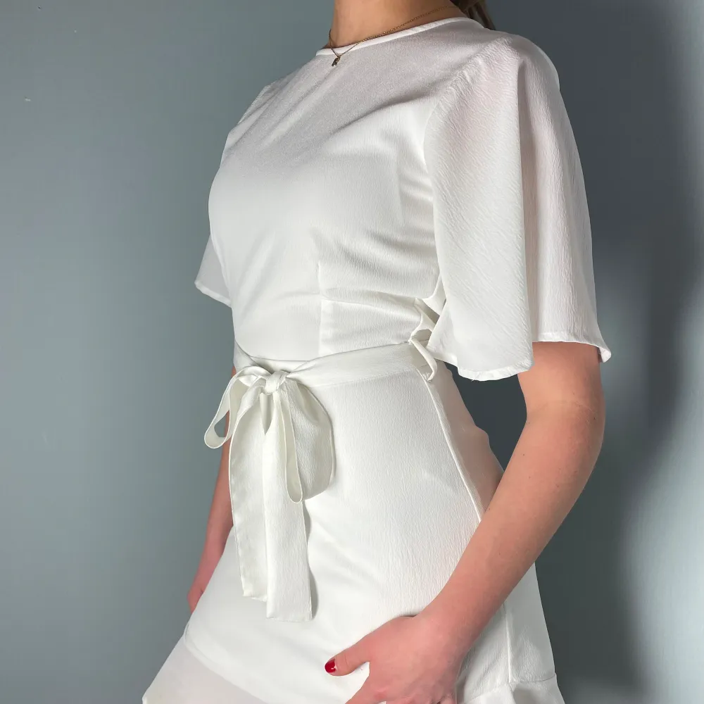 Nypris: 549kr. Jättefin vit klänning, som använts en gång. I nyskick❤️‍🔥. Klänningar.