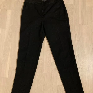 Esprit byxor - Brand new, never worn pair of classic black Esprit trousers with a satin detail at the top and slightly shimmering fabric. Perfect for a party night with a sprakly top and silver boots :) 