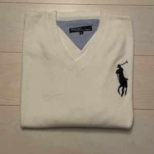Ralph Lauren Pullover  - Ralph Lauren pullover i storlek XL. I använt skick och något skrynklig men är i övrigt hel och ren. Sitter bra på mig som är 185 cm lång och något bredaxlad. 