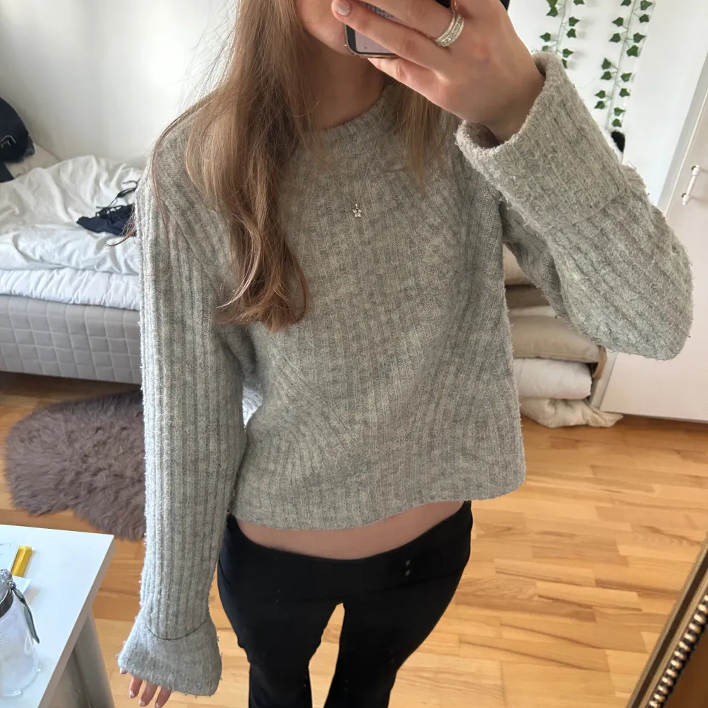 Grå stickad tröja med långa armar och lite croppad, super gosigt material!!❤️✨💫. Neuleet.