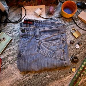 Ljusblå jeans för alla Nirvana fans! Passformen är medel baggy, storlek L, Ok skick för autenticitet, Dma för mått! Kan mötas på Södermalm, använd gärna ”köp nu”