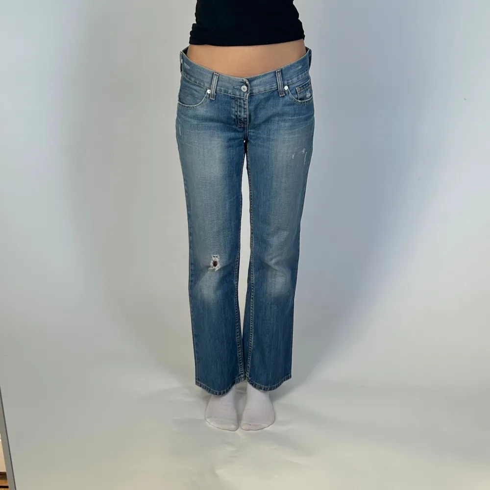 Snygga lågmidjade jeans från Levis. Perfekt ljusblå färg. 42 cm tvärs över midjan, 76 cm innerbenslängd. Jeans & Byxor.