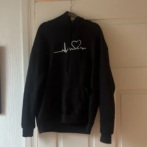 Hoodie  - Svart hoodie med tryck