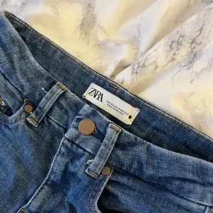 Säljer mina midwaist mörkblåa jeans ifrån Zara då dem inte kommer till användning, sparsamt använda och har inga defekter. 