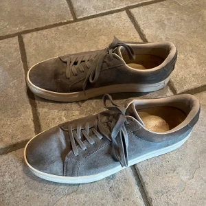 Vagabond Paul 2.0 - Ganska trendiga gråa vagabonds i storlek 44 men sitter lite stort så skulle säga att de är mer som 45. Säljer då jag letar efter nya skor. Skick 8.5/10. Nypris - 1300 mitt pris 650 kan möjligtvis prutas ner.