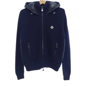 Moncler cardigan  - Säljer min eftertraktade moncler cardigan som är perfekt till våren. Säljer den pga att jag har en annan cardigan som jag använder och behöver inte denna. 9/10 skick då knappt använd. Storlek L men passar även mig som har M. 