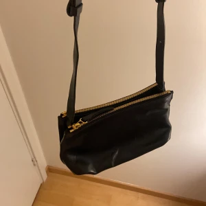 Väska äkta läder - Väska i äkta läder från Italien. Massa fack och så sjukt fin