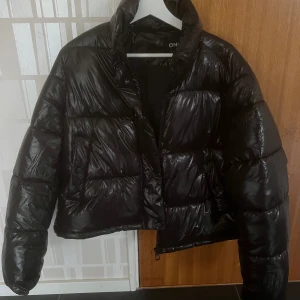 Svart glansig jacka  - Bara använd några gånger och därför i mycket bra skick! Skriv för fler bilder😁