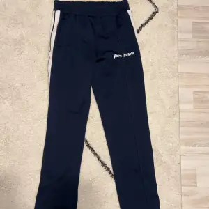 Palm angels trackpants i navyblue från kaspersheat, så självklart äkta. Använda varsamt i ett nyskick/, 9/10. Storlek L. Onlinekvitto och tags finns. Priset kan möjligen diskuteras